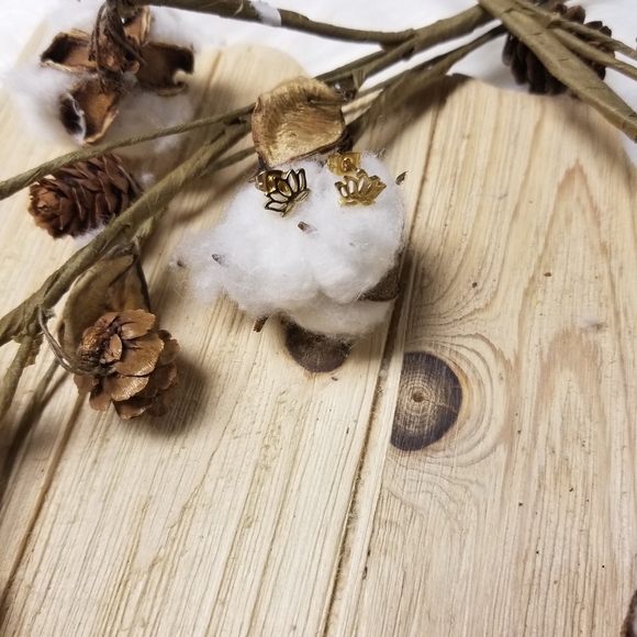 So Darling Dainty Open Lotus Flower earrings - Picture 9 of 9